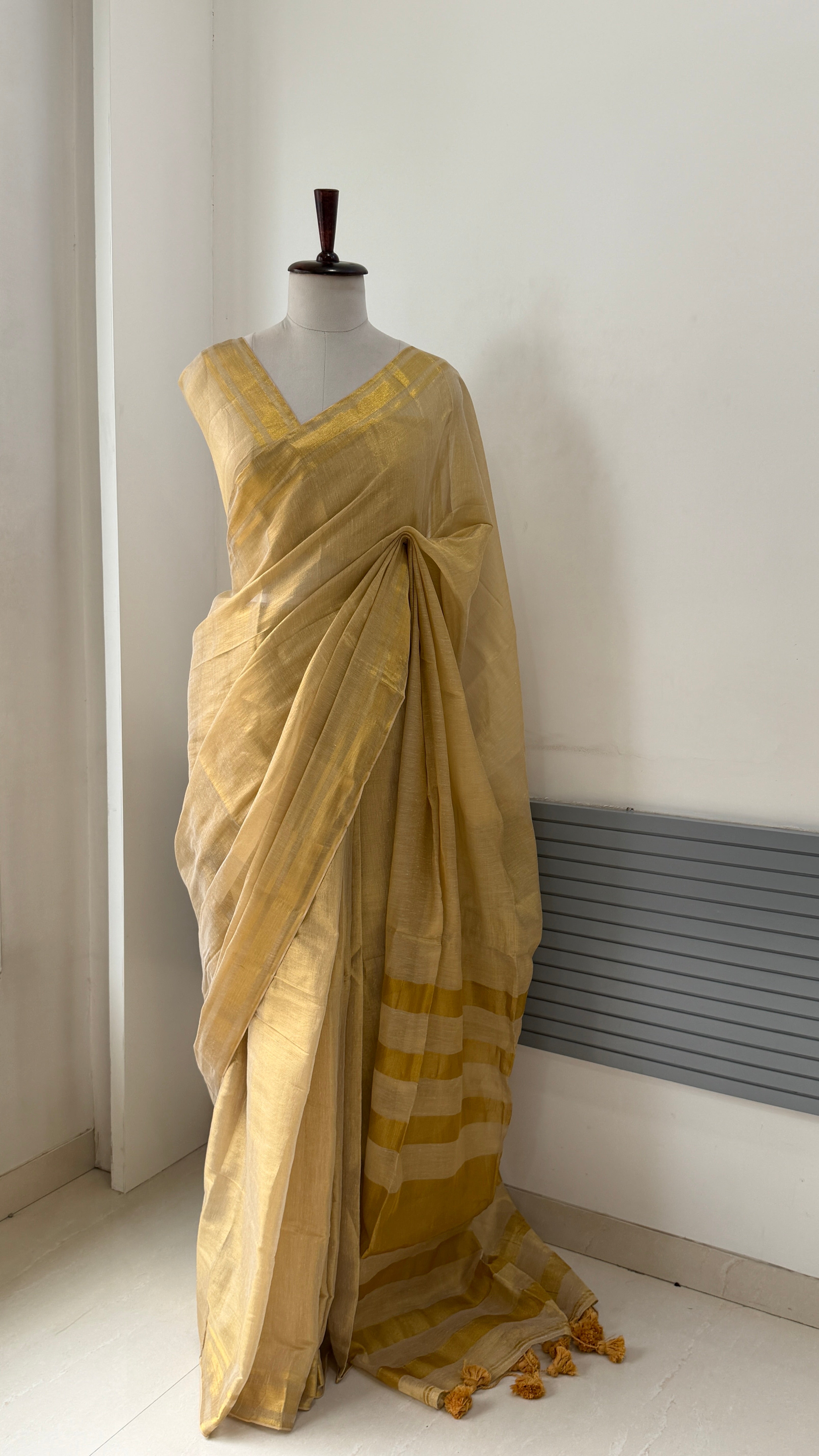 LINEN ZARI TISSUE SILK SAREE WITH BEAUTIFUL ZARI PALLU.